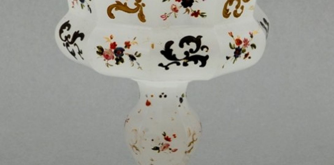 Cukiernica pucharowa, Śląsk, Schreiberhau (Szklarska Poręba), Josephinenhütte, ok. 1880 r., szkło alabastrowe lattimo, malowane emalią, złocenia
