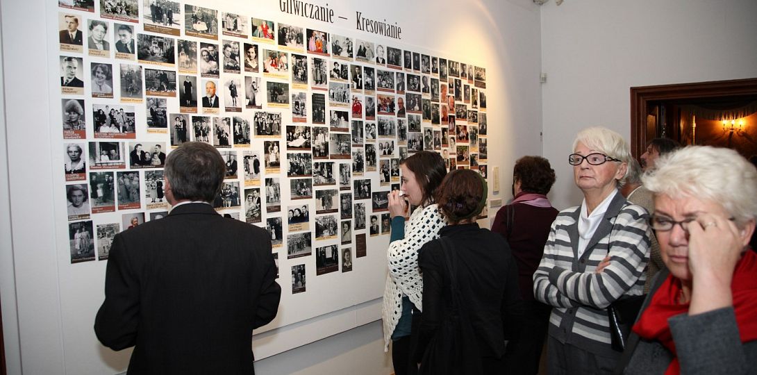 Zwiedzanie wystawy „Gliwiccy Kresowianie” w przerwie konferencji.