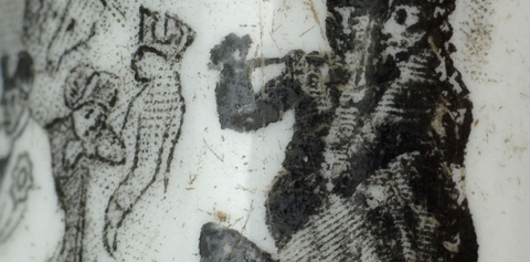 Scena palenia fajki, kalkomania na główce porcelanowej, XIX wiek.