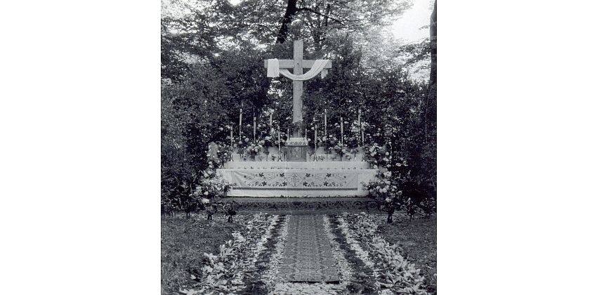 Krzyż przy parafii pw. Najświętszego Serca Pana Jezusa w Gliwicach, 24 czerwca 1964 r., źródło: IPN.