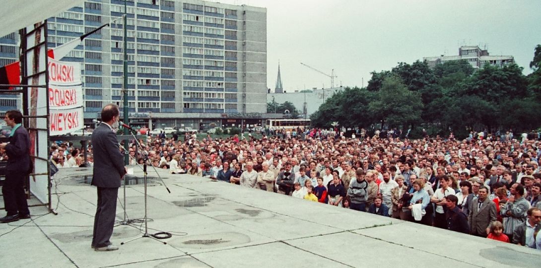 Wiec wyborczy na Placu Krakowskim 28 maja 1989 r. Przemawia kandydat na senatora August Chełkowski  Fot. Cz. Siemianowski, zbiory Muzeum w Gliwicach