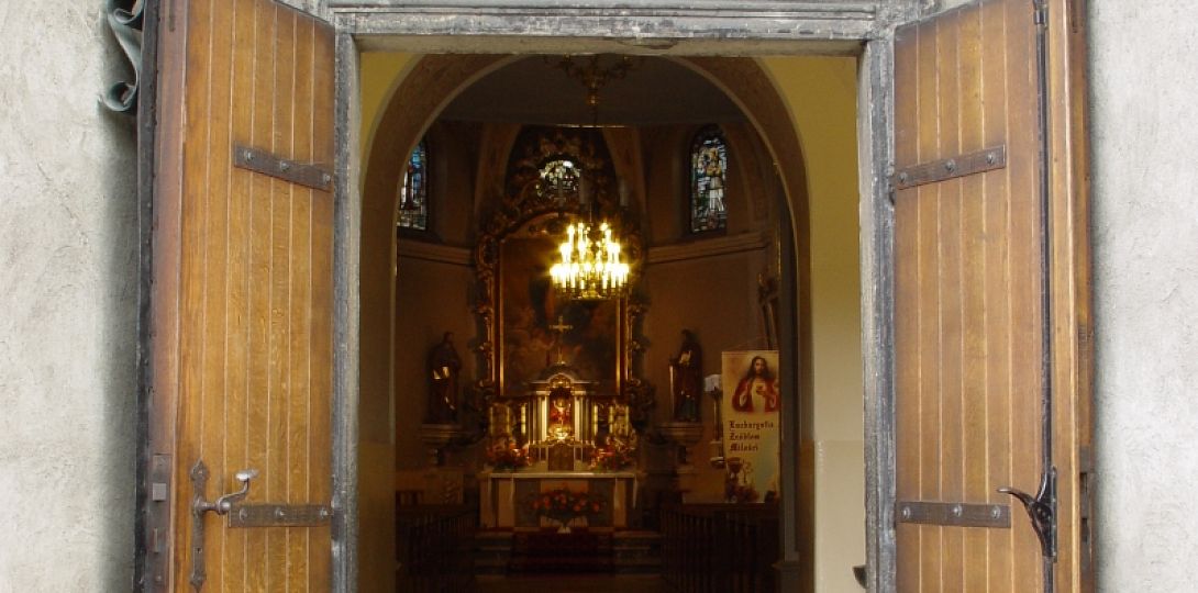 Wejście główne do kościoła z herbem fundatora Jana Bernharda von Welczka, stan z 2005 r., fot. Szymon Janiczek