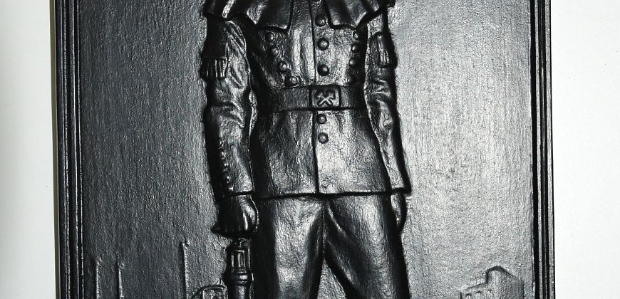 Żeliwna plakieta z przedstawieniem górnika, ze zbiorów Muzeum w Gliwicach