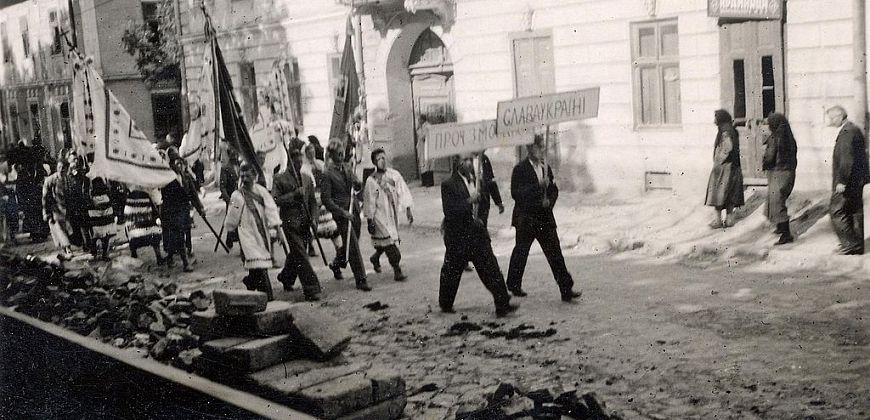 Demonstracja ukriańskich nacjonalistów, 1941, domena publiczna