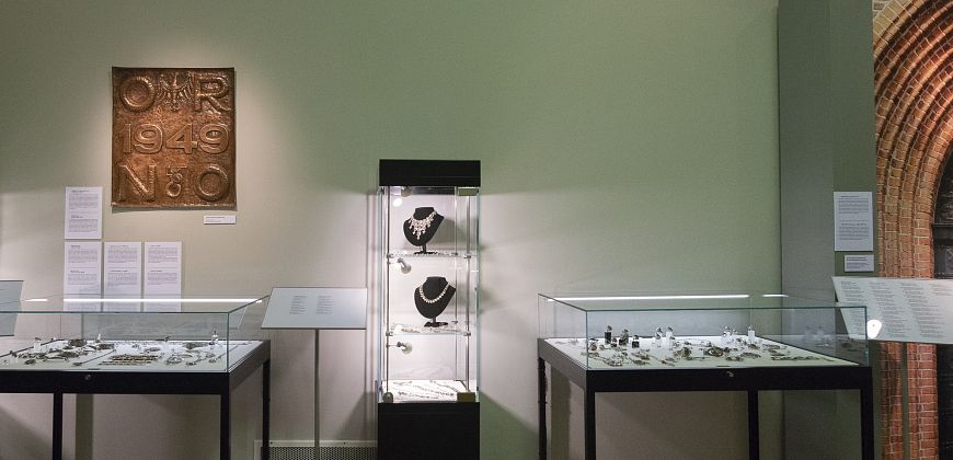 Fragment wystawy biżuterii ORNO, Muzeum  w Gliwicach–Willa Caro, listopad 2019–marzec 2020, fot. Jadwiga Janowska