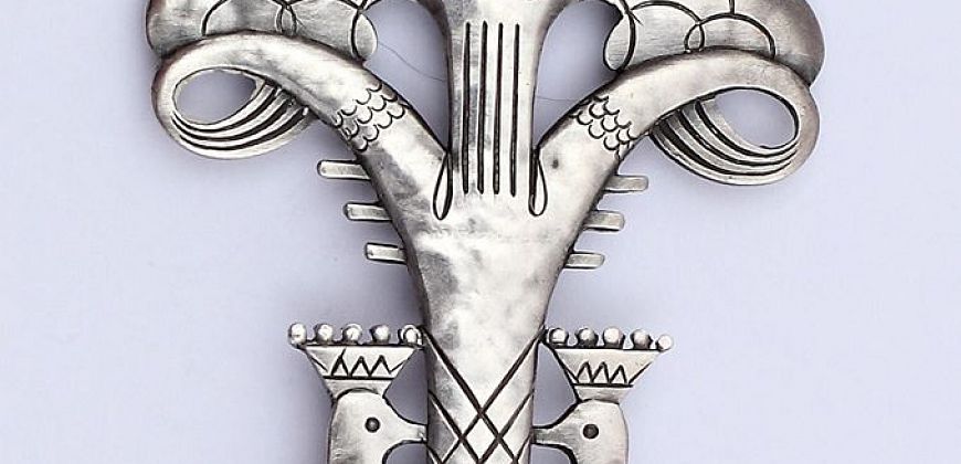 Brosza "Drzewo z dudkami", srebro, projekt Henryk Grunwald ok. 1938 r., realizacja Stefan Chmielecki w latach 1945–1955; zbiory Muzeum w Gliwicach, fot. Wojciech Turkowski