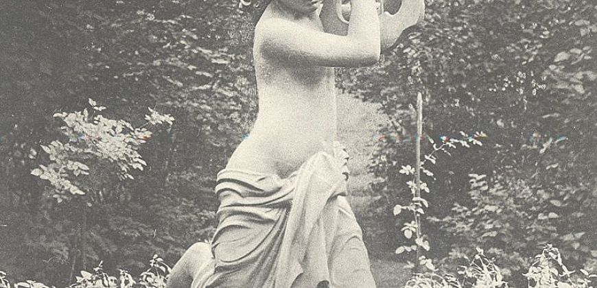 Rzeźba w ogrodzie dyrektora huty gliwickiej, fotografia z publikacji Erwina Hinze „Gleiwitzer Eisenkunstguss”, Breslau 1928.