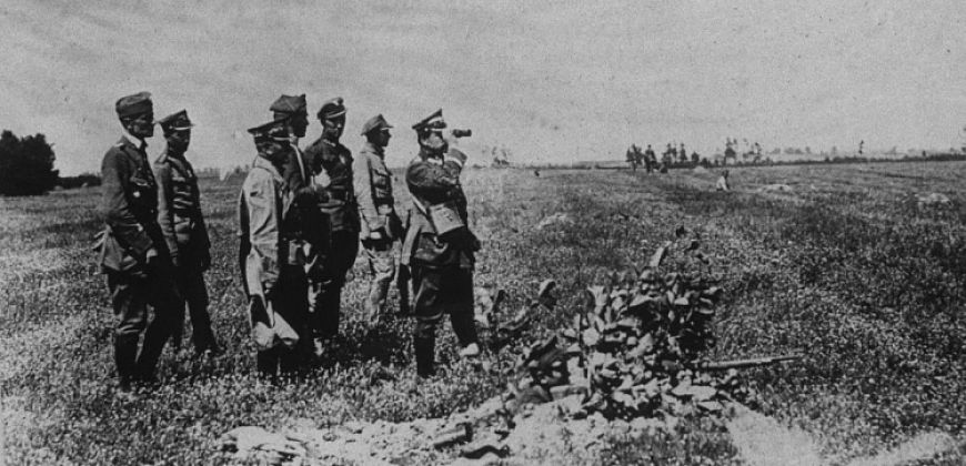Okuniew 1920. Bitwa Warszawska. Dowódca frontu północnego, generał broni Józef Haller pod Okuniewem. Fot. PAPCAF