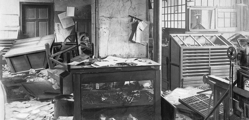 Zdemolowane przez Niemców wnętrze polskiej drukarni w Katowicach