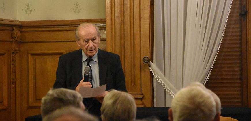 Zdjęcie: Prof. Mieczysław Chorąży podczas wykładu w ramach Wszechnicy Naukowo-Kulturalnej Polskiej Akademii Umiejętności, fot. arch. Muzeum w Gliwicach.