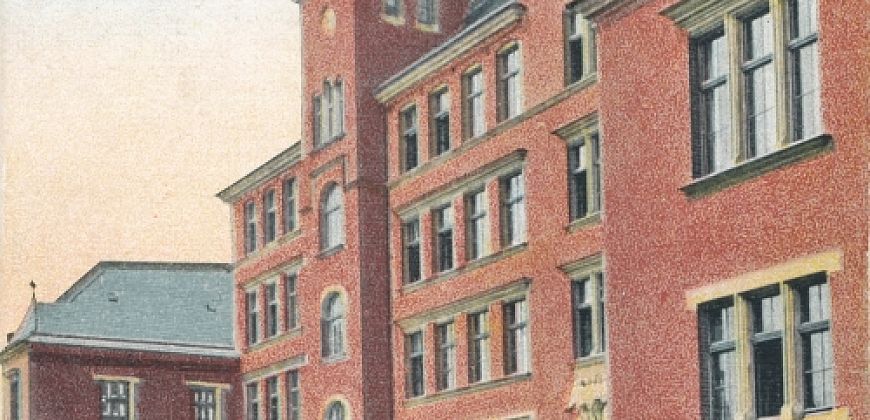 6.	Widok fragmentu fasady głównej Szkoły Podstawowej nr 10 (obecnie ZS-P nr 20) od strony Hegenscheidtstrasse (obecnie Śliwki) w 1908 r., zbiory Muzeum w Gliwicach