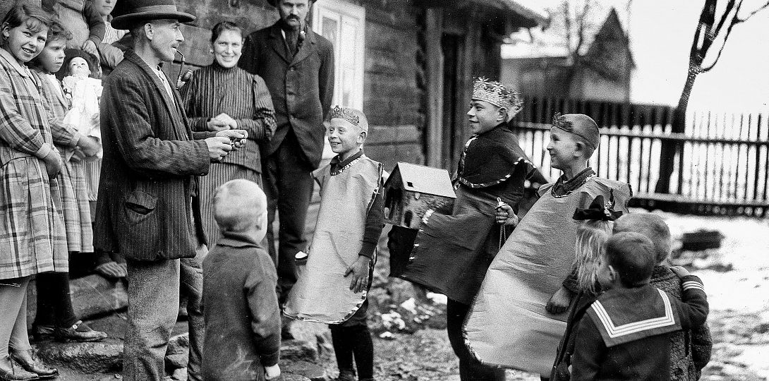 Kolędowanie z betlejką, Kozłów (pow. gliwicki), nie później niż 1927 r., fot. Paul Schau. Klisza szklana, ze zbiorów Muzeum w Gliwicach