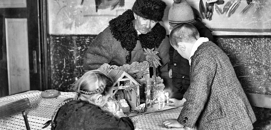 Przygotowywanie betlejki – stajenki bożonarodzeniowej, Górny Śląsk, nie później niż 1931 r., fot. Paul Schau. Klisza szklana, ze zbiorów Muzeum w Gliwicach