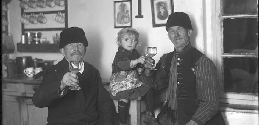 Przepijanie na odejście starego roku, Świerkle (dzielnica Zawadzkiego), nie później niż 1932 r., fot. Paul Schau Klisza szklana, zbiory Muzeum w Gliwicach