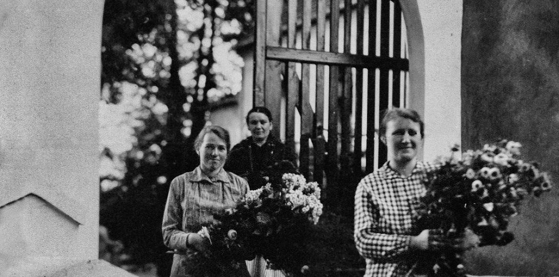 Święcenie ziół w święto Matki Boskiej Zielnej, Kielcza (pow. strzelecki), nie później niż 1933 r. ze zbiorów Muzeum w Gliwicach