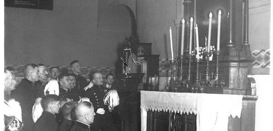Modlitwa przy ołtarzu św. Barbary w cechowni kopalni Gräfin Johanna (późniejsza kopalnia Bobrek), Bytom, nie później niż 1927 r., fot. Paul Schau. Zbiory Muzeum w Gliwicach.