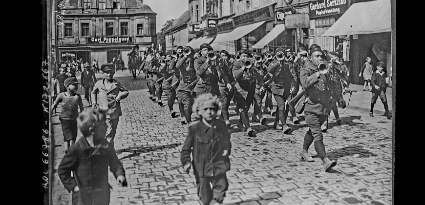 Przemarsz wojsk francuskich ulicami Opola, 1920 r. Zbiory Narodowej Biblioteki Francuskiej.