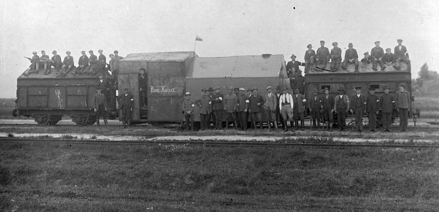 Pociąg pancerny „Kabicz” wraz z załogą na postoju w Szywałdzie (Bojkowie), maj-czerwiec 1921 r., zbiory: Narodowe Archiwum Cyfrowe