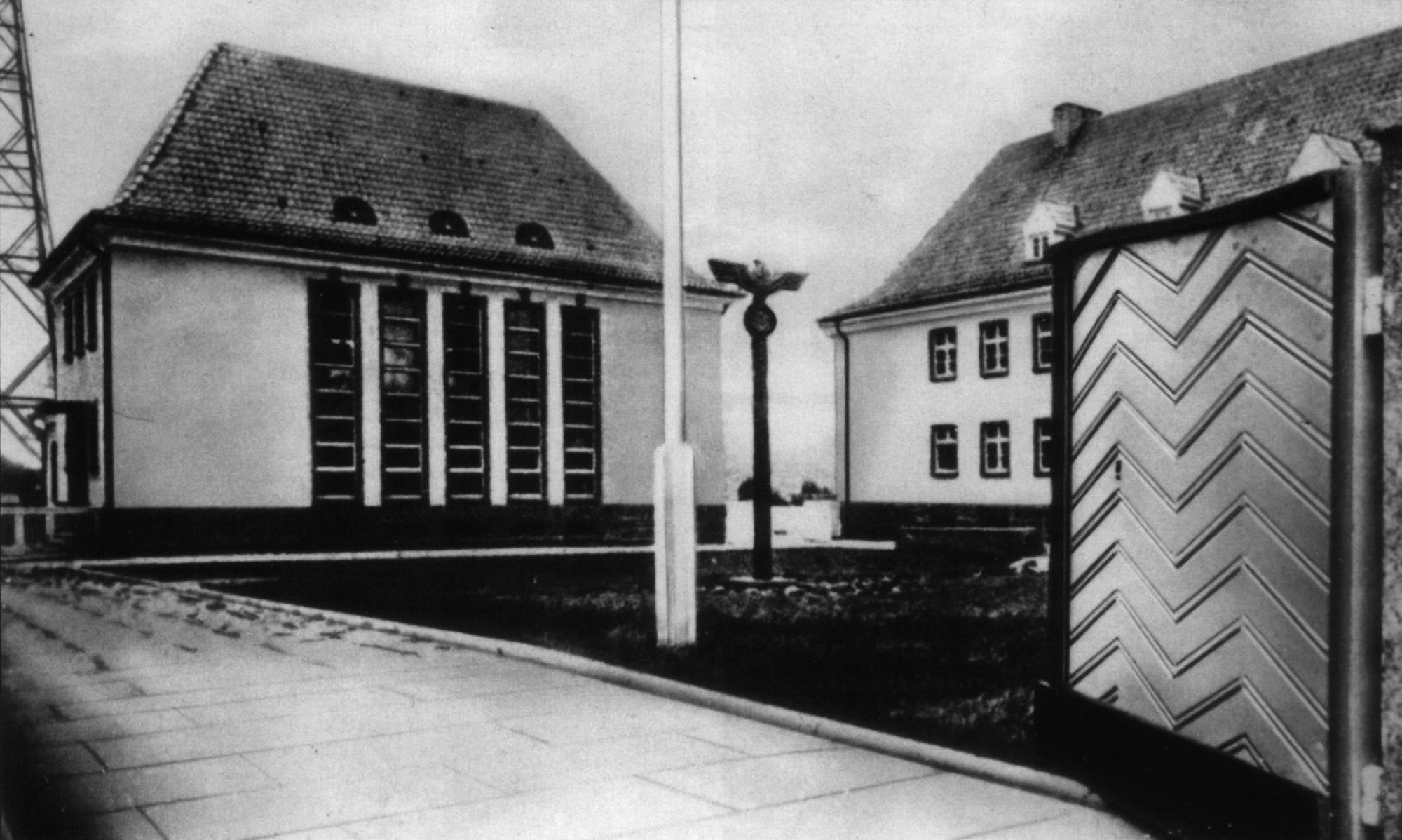 Budynki radiostacji gliwickiej, fotografia wykonana po 1935 roku. Ze zbiorów Muzeum w Gliwicach.
