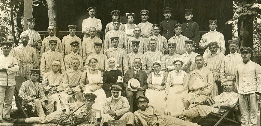 Dr W. Styczyński w otoczeniu pielęgniarek i lekarzy w szpitalu wojskowym w 1915 r., zbiory Muzeum w Gliwicach