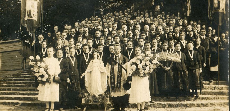 Fotografia czarno białą przedstawiająca grupę pielgrzymów na Górę św. Anny z parafii w Ostropie, 1936 r., autor nieznany, zbiory Muzeum w Gliwicach