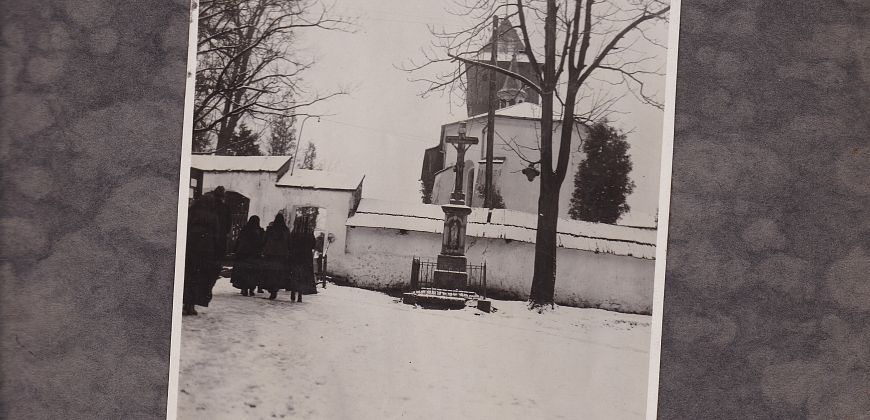 Krzyż przy murze kościelnym od strony prezbiterium, ul. Piekarska, 1927 r., archiwum Parafii  Ducha Świętego w Gliwicach-Ostropie