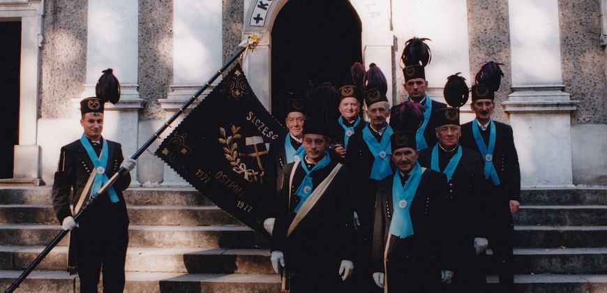 Przedstawiciele stanu górniczego, pochodzący z Ostropy, podczas pielgrzymki na Górę Św. Anny w 2000 r., archiwum Parafii Ducha Świętego w Gliwicach-Ostropie