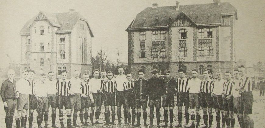 Piłkarze klubu sportowego Rasensport Vorwaerts Gleiwitz na tle Osiedla Leśnego, (ź:) „Oberschlesien im Bild” z 1924 r.
