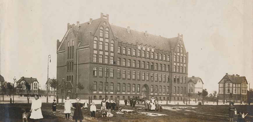 Waldschule (Szkoła Leśna), czyli Szkoła Powszechna nr VIII (obecnie Szkoła Podstawowa nr 18 przy ul. Okrzei), w tle Osiedle Leśne, ok. 1903 r., (ź:) Zbiory Muzeum w Gliwicach