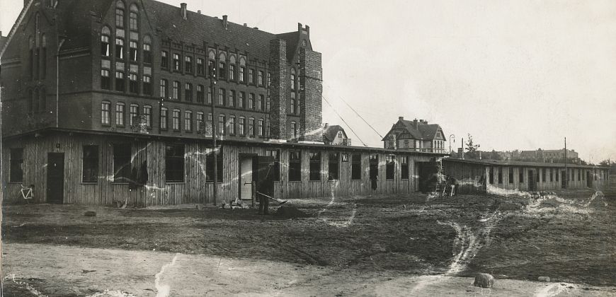 Waldschule (Szkoła Leśna) od strony boiska szkolnego z widokiem na baraki dla przesiedleńców z polskiej części Górnego Śląska, ok. 1924 r., (ź:) Zbiory Muzeum w Gliwicach