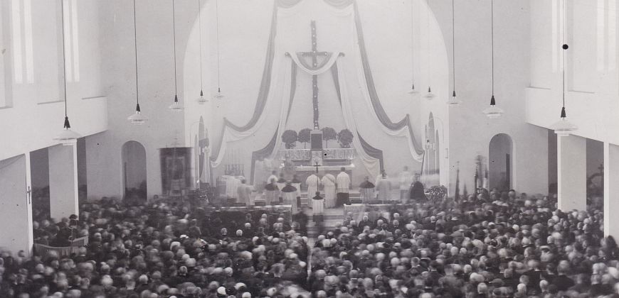 Msza Święta w dniu konsekracji kościoła Chrystusa Króla. Przy ołtarzu kardynal Adolf Bertram, 3 XI 1935 r., (ź:) Archiwum Parafii Chrystusa Króla