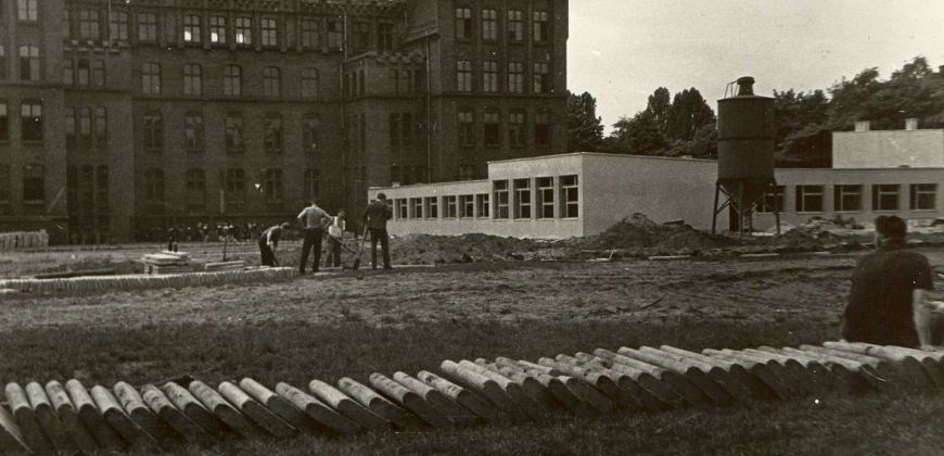Budowa sali gimnastycznej przy Szkole Podstawowej nr 18, 1966 r., (ź:) Archiwum Zespołu Szkolno-Przedszkolnego nr 8