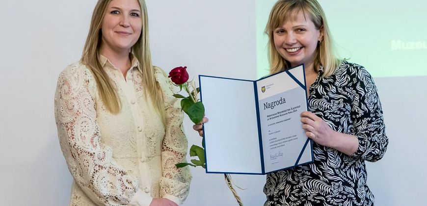 Na zdjęciu: Maria Franecka - współautorka nagrodzonej publikacji i Joanna Bojczuk - Członek Zarządu Województwa Śląskiego, fot. Tomasz Żak / UMWS