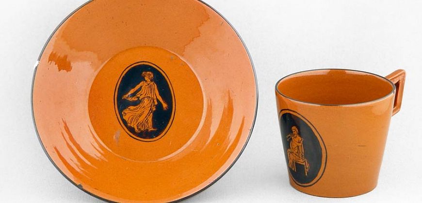 Filiżanka ze spodkiem w „stylu czerwonofigurowym", 1803-1821, kamionka delikatna, szkliwo ołowiowe, farba podszkliwna, zbiory Muzeum w Gliwicach