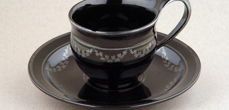 Filiżanka ze spodkiem, 1803-1821, czarna kamionka delikatna, glazurowana, szkliwo ołowiowe, srebrzenie naszkliwne, zbiory Muzeum w Gliwicach