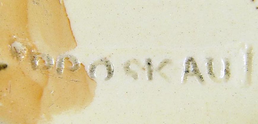 Czajnik zdobiony miedziorytami, 1796-1821, fajans delikatny, szkliwo ołowiowe, miedzioryt, farby podszkliwne, zbiory Muzeum w Gliwicach - sygnatury