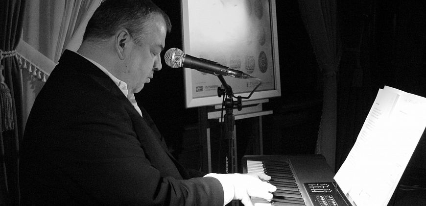 Koncert Stanisława Soyki 7 kwietnia 2004 r. w Willi Caro, w ramach Artystycznego Jarmarku Wielkanocnego, fot. Sz. Janiczek