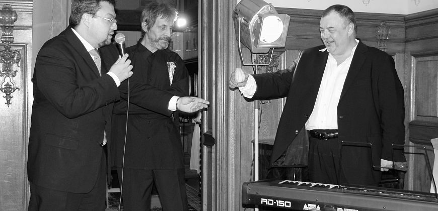 10 kwietnia 2006 r., koncert „Jan Paweł II Tryptyk Rzymski” w wykonaniu SOYKA TRIO, Willa Caro, fot. Sz, Janiczek  (Stanisław Sojka – piano, vocal Przemek Greger – gitara, Jakub Sojka – perkusja, vocal)