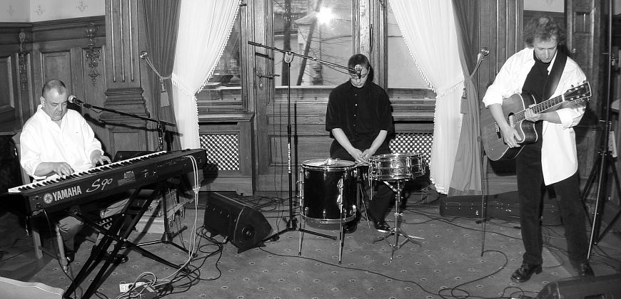 10 kwietnia 2006 r., koncert „Jan Paweł II Tryptyk Rzymski” w wykonaniu SOYKA TRIO, Willa Caro, fot. Sz, Janiczek  (Stanisław Sojka – piano, vocal Przemek Greger – gitara, Jakub Sojka – perkusja, vocal)