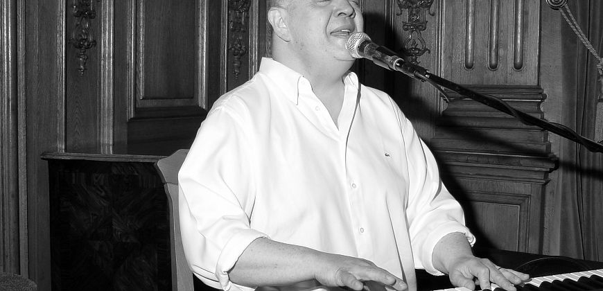 10 kwietnia 2006 r., koncert „Jan Paweł II Tryptyk Rzymski” w wykonaniu SOYKA TRIO, Willa Caro, fot. Sz, Janiczek  (Stanisław Sojka – piano, vocal Przemek Greger – gitara, Jakub Sojka – perkusja, vocal)