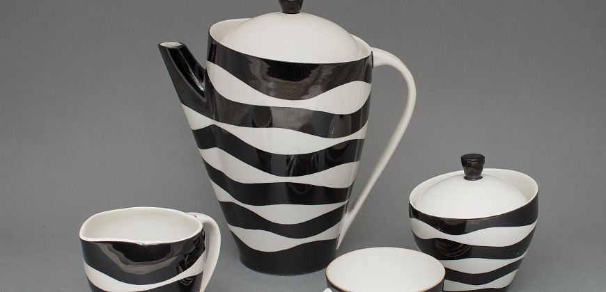Fragmenty serwisu do kawy „Epos”, projekt Eryka Trzewik, 1959 r.; wytwórnia: Zakłady Porcelany Bogucice w Katowicach-Bogucicach, 1961 r.; porcelana, dekoracja natryskowa, fot. M. Korczak