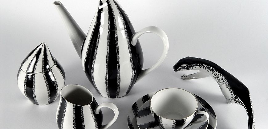 Fragmenty serwisu do kawy „Jaś”,  projekt Eryka Trzewik-Drost; wytwórnia: Zakłady Porcelany Bogucice w Katowicach-Bogucicach, 1961 r.; porcelana, dekoracja natryskowa, częściowo wybierana;  Figurka „Pantera”, projekt formy Mieczysław Naruszewicz (IWP), 19
