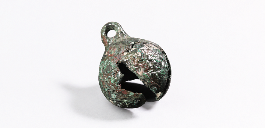 Brązowy dzwoneczek, wyrób awarski, zbiory Muzeum w Wodzisławiu Śląskim