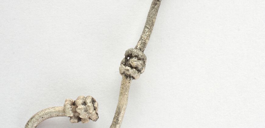 Srebrna zausznica, wyrób wielkomorawski, zbiory Muzeum w Wodzisławiu Śląskim