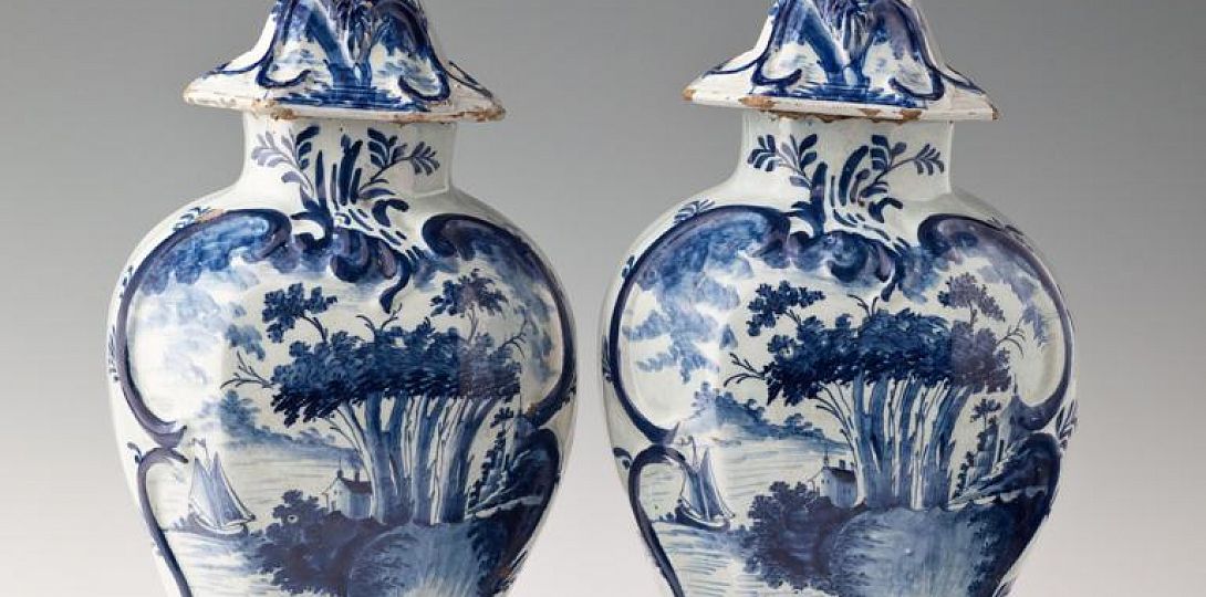 Para wazonów, fajans, dekoracja malowana farbami kobaltowymi, Delft, 2.poł. XVIII w., foto Arkadiusz Podstawka