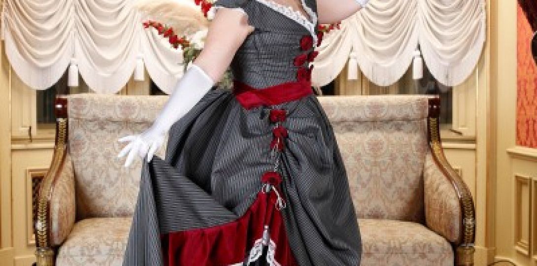 Joanna Puchalik w sukni balowej na tiurniurze, fot. W. Turkowski