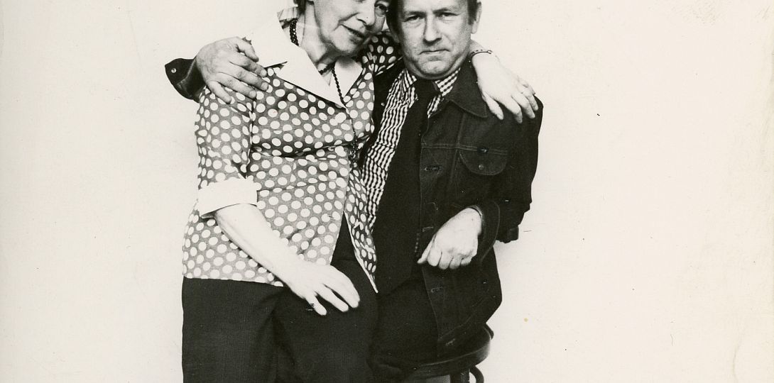 Jerzy Lewczyński i Zofia Rydet na tle makiety Ryszarda Tabaki, Gliwce 1978, archiwum Jerzego Lewczyńskiego, kolekcja Muzeum w Gliwica