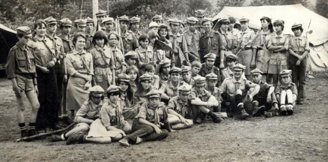 Fotografia grupowa uczestników obozu w Łomnicy w 1982 r.