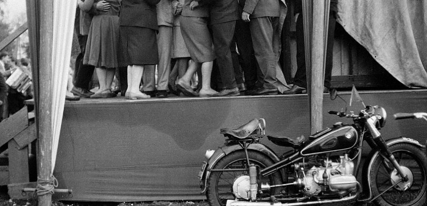 Bogdan Dziworski, Bez tytułu (Dansing i motocykl), Łódź, 1964, kolekcja: Muzeum w Gliwicach,  zakup pracy dofinansowany przez Ministerstwo Kultury i Dziedzictwa Narodowego w ramach programu "Narodowe Kolekcje Sztuki Współczesnej"