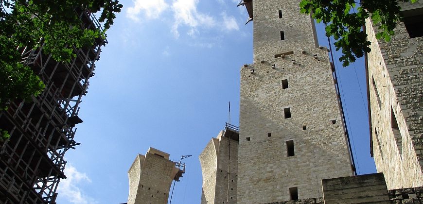 Kościół z klasztorem dla zakonu Braci Mniejszych oo. Franciszkanów w Tychach. Architekt - Stanisław Niemczyk, realizacja od 2000 r., fot. E. Chudyba